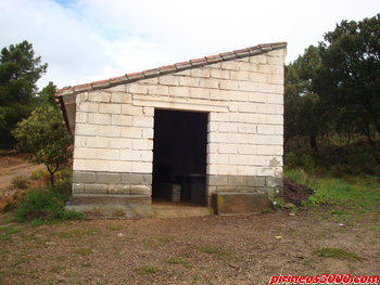 Refugio del Espigar. El primero que se encuentra en la pista.