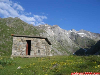 Imagen de la cabaña. Al fondo el Macizo de Vignemale