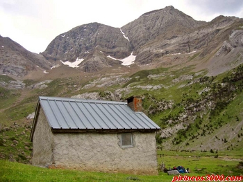 Cabaña con los Astazous al fondo