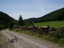 Muretes de piedra bordean los campos de labor, 13h:17min.