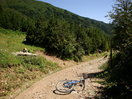 Aquí parte un sendero local a la derecha hacia los Cuellos de Lenito, 15h:19min. El cartel del poste se ha perdido...