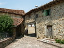 4.- Atravesamos el pueblo, muy cuidado y con casas típicas de la zona.