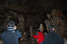 17- Observando varias de las columnas, que se encuentran en la Sala de las Arañas.