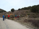 03- Comenzamos la aproximación a la cueva, tomando la visible senda, que se halla justo enfrente de donde hemos dejado los coches.