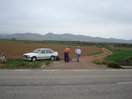 03- En el inicio de la visible pista, dejamos aparcado el coche. Por encima del mismo y al fondo, se observa el Cabezo del Gato, donde se ubican las cuevas que vamos a visitar.