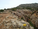 34- Finalmente, tras salir de la Cueva del Gato, dejamos abajo y a la derecha su entrada y nos elevamos por la visible ladera en busca de las Cuevas de los Sillares.