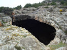 08- En breve, alcanzamos la entrada superior de la Cueva del Gato, la cual dejamos a nuestra izquierda.