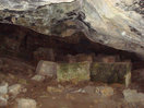 15- La cueva, se halla parcialmente ocupada por grandes y tallados bloques de sillería.