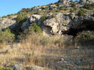 11- A la derecha, vistas de la entrada principal de la Cueva de los Sillares II, a la izquierda y oculta por un par de sabinas, la entrada a la Cueva de los Sillares I. Tras la incursión a ambas cavidades, seguimos adelante superando el resalte donde se ubican las citadas cuevas.