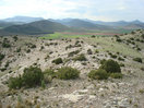 14- A la izquierda, vistas del collado donde se ubica la Cueva del Collao. Al fondo, vistas sobre la Peña Tambora, Cabeza del Galiano, La Buitrera, Peña de las Armas y Bollón.