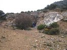 07- En el centro, vistas hacia la entrada inferior de la Cueva del Gato. Tras la incursión a la misma y marcado con puntos amarillos, parte del itinerario hacia las Cuevas de los Sillares.