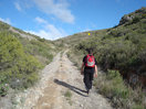 09- A la izquierda, ya se observa el vallado que cerca la Cueva de la Sima. Al frente y señalizada con un punto amarillo, la ubicación de la Cueva del Muerto.