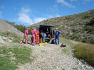 10- Tras la llegada de nuestros compañeros, nos preparamos con el material y la vestimenta adecuada. Al frente se observa la traza que accede a la entrada de la cueva.