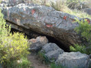 12- Entrada de la cueva. A la izquierda y pintado en verde, se observa la inscripción de Cueva del Muerto.