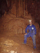 35- Servidor, ante una espectacular columna.