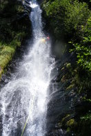 Con agua hay que tener cuidado de no escurrirse o la cascada te pasará or encima.