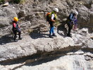 Pasamanos para alcanzar un rápel o el salto.