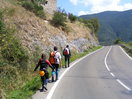 Caminaremos unos minutos por la carretera.