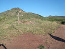 04- Con el convento y el Pico de San Cristobal a la vista, abandonamos la pista principal y seguimos la dirección que nos señala el poste indicativo.