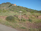 05- Con el convento y el Pico de San Cristóbal a la vista, abandonamos la pista principal y seguimos la dirección que nos señala el visible poste indicativo.