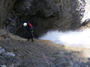 El fondo del salto de agua no está al alcance de la vista. 