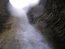 La cascada alta vista desde abajo.