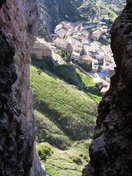 La chimenea en ocasiones es profunda. Riglos abajo.