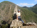 Las murallas de roca recorren las laderas de las lomas.