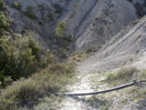 Se cruza un pequeño barranco por donde pasa la toma de agua del pueblo.