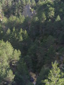 El camino del río llega hasta la presa del agua por una bonita garganta.