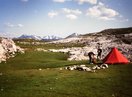 2.- Campamento en los Hoyos de Lloroza, apenas a 15 minutos del Cable. Aprovechamos uno de los pocos prados con verde, cerca de una de las pequeñas lagunas. 