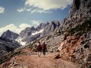 3.- Tras acampar salimos por el camino de la Vueltona hacia la Aguja. Un cómodo paseo, cargando únicamente con los arreos de escalada.