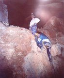 Remontando el rápel de la Cueva de la Buchaquera. 23-8-04.