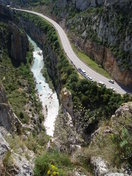 Vistas de la carretera y los coches aparcados desde la cresta...