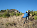 08- Una vez en el Collado del Rocín, abandonamos la pista y tomamos a la izquierda una difusa senda, por la que nos vamos elevando hacia el visible resalte.