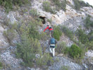 11- Entre dispersas sabinas y pequeños pinos, alcanzamos la entrada de la cavidad.