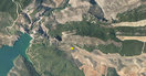 02- Fotografía aérea de la zona. El punto amarillo, indica donde abandonamos la pista y la cruz, donde se ubica la cavidad.