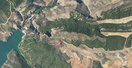 02- Fotografía aérea de la zona. El punto rojo indica donde abandonamos la pista y la cruz, la ubicación de la cueva.