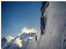 Abriendo la vía ZIPI en mangas de camisa, con botas de cuero y crampones articulados, pero con una buena postura, crampones horizontales y relajado, al lado abrí la Zape, la Mare y la Breve, todas ellas en la Canal del Recodo, en la base de los contrafuertes de la norte del Almanzor.