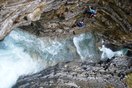 Remontando la Cascada en la Zona Intemedia de la Ferrata del Sorrosal. 22-4-12.