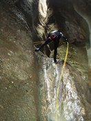 Javi descendiendo el 7º rapel, y el barranco ganando en belleza