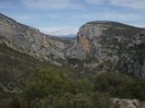 Camino de acceso. Se pueden observar varios abrigos, la Gran Visera en la pared del Vero y al fondo PIRINEOS