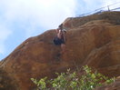 Mi compañero eventual alcanzando la escalera colgante. Al escuchar el toque de la campana sentí que para él habían pasado las mayores dificultades. Ferrata Cágate Lorito.