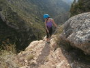 Olga iniciando el descenso por la cadena del escape superior. Ferrata Cágate Lorito.