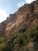 Vemos toda la pared donde está instalada la ferrata Cágate Lorito. 