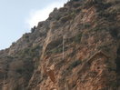 La parte superior. El cortado pequeño en forma de V marca la escapatoria. Para bajar, las presas, la barra de bomberos, otro tramo equipado y la tirolina. Ferrata Cágate Lorito. 