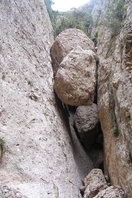 Me sorprendio ver en esta zona de bloques, cuerdas atrapadas por las rocas.