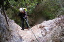 El primer rápel del barranco. Todabía es abierto y con mucha vegetación.