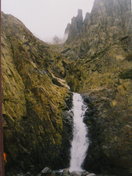 Este es el río Pelayos saliendo de la Apretura con las agujas del galayar al fondo. 