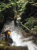 En el mismo paso. En su día un tronco más grueso permitía llegar a la vertical del salto. 